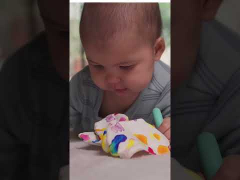 CHỌN ĐỒ CHƠI CHO BÉ 0-6 THÁNG TUỔI ĐÚNG CÁCH.