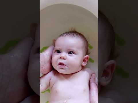 Thời điểm tắm cho trẻ sơ sinh tốt nhất trong ngày.