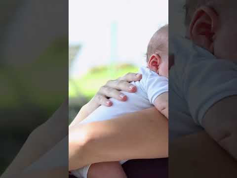 Rủi ro khi đưa trẻ sơ sinh ra chỗ đông người quá sớm.