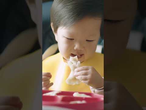 Sai lầm khi cho con vừa ăn vừa xem tivi.